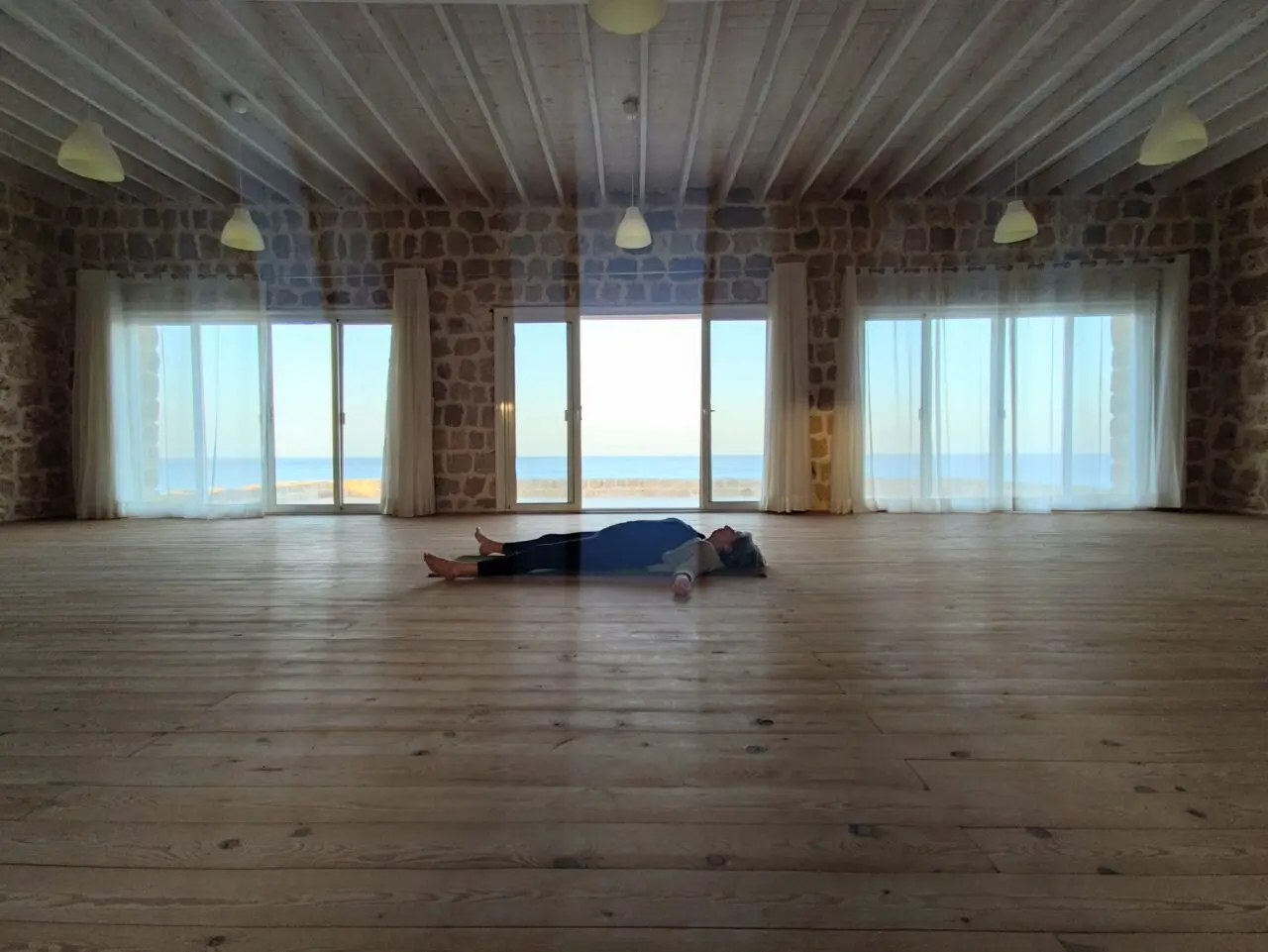 Yoga Nidra. Eine Yogini in Ruheposition und Tiefenentspannung