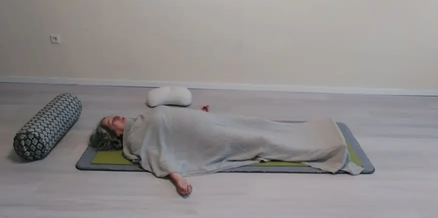 Yoga Nidra. Eine Yogini in Ruheposition